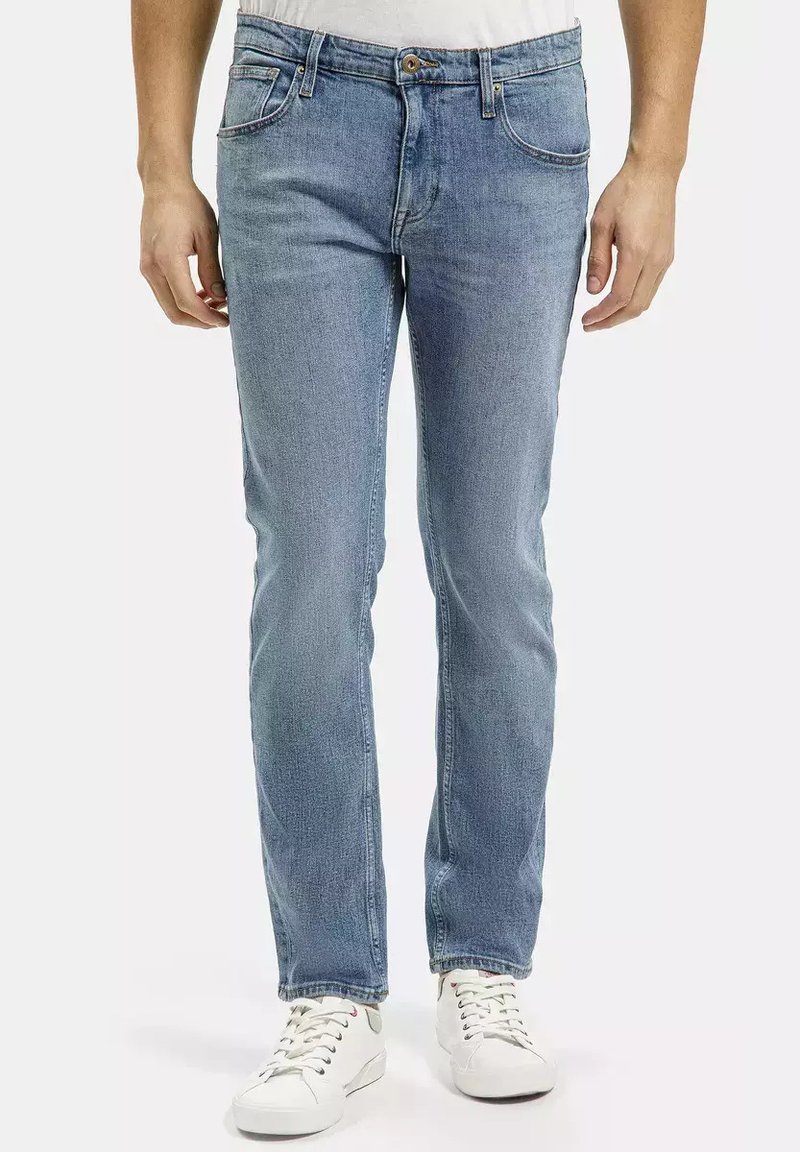 Jasnoniebieskie dżinsy o prostym kroju, z pięcioma kieszeniami, paskami na pasek oraz subtelnymi detalami przeszycia, zestawione z białymi sneakersami.