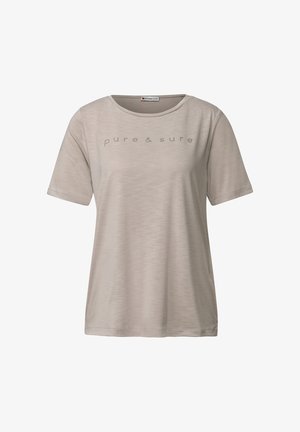 Camiseta de manga corta de color beige claro, de cuello redondo, hecha de tela suave, con un estampado sutil en el frente que dice "puro y seguro".