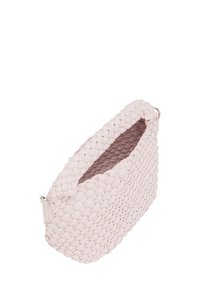 Vævet pink håndtaske med en rund form, der har en struktureret overflade, diskret syninger og en sølvmetal accent.