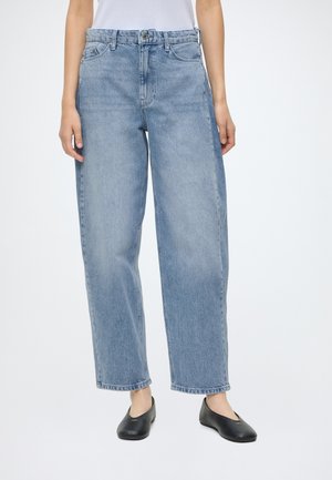 KARL LAGERFELD BARREL PANTS - Jean baggy - light blue denim