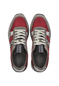 Sneaker rossi e grigi realizzati in tela e suede, con dettagli bianchi, lacci spessi e suole interne texturizzate.