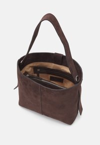 Borsa a spalla in suede marrone con ampia tracolla, che mostra l'interno in tessuto beige e due scomparti con zip.