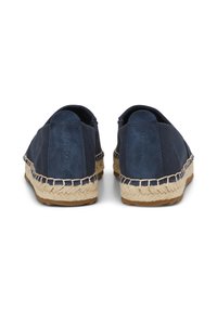 Espadrilles en toile bleu marine avec une semelle en jute tissée, un dos arrondi et des coutures contrastées tout autour. Texture lisse et design minimaliste.