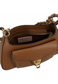 Bolso de cuero marrón con textura granulada, herrajes dorados, un bolsillo externo y un compartimento principal con cremallera. Interior forrado en tela oscura.