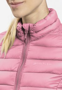 Roze pufferjack met horizontaal gestikt patroon, hoge kraag en een rits aan de voorkant. Heeft een subtiel logo op de borst. Zachte textuur.