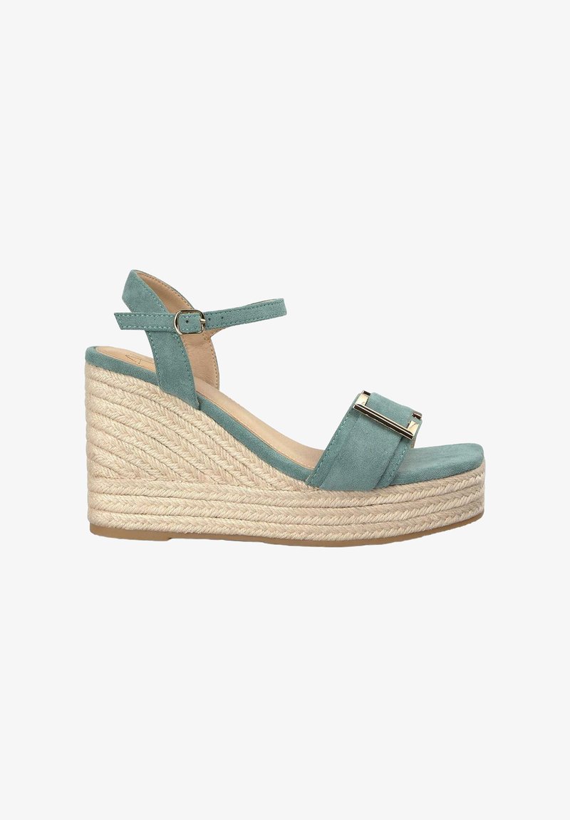 Sandalo con zeppa in suede teal, dotato di una cinghia alla caviglia regolabile e hardware in tonalità oro, con una piattaforma avvolta in corda texturizzata.
