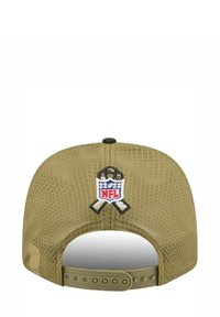 Olivgrüner Hut mit strukturiertem Mesh-Design, verstellbarem Snapback-Verschluss und aufgesticktem NFL-Logo auf der Rückseite.
