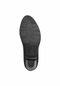 Suola nera di scarpa in gomma testurizzata, con un tacco curvo, battistrada per grip e marchio in rilievo. Design pulito, motivo funzionale.