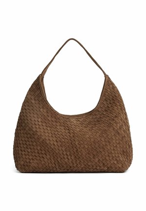 Geantă de mână maro din piele intoarsă cu textură țesută și o singură curea de umăr pe fundal alb.