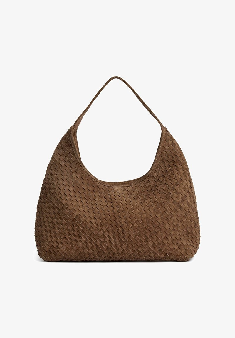 Brun ruskindshåndtaske med vævet tekstur og enkelt skulderrem mod hvid baggrund.
