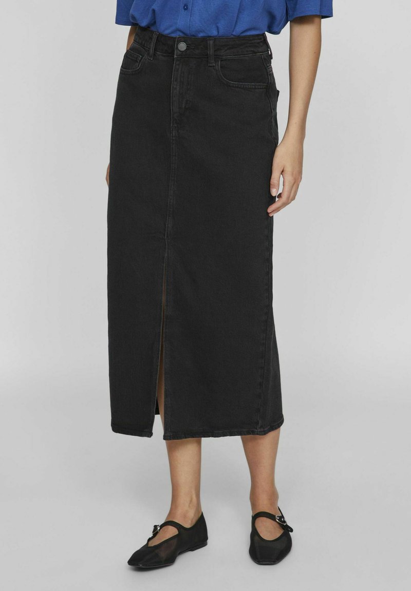 Jupe maxi en denim noir avec une fente sur le devant, taille haute, design à cinq poches et léger délavage. Texture lisse et coupe classique.