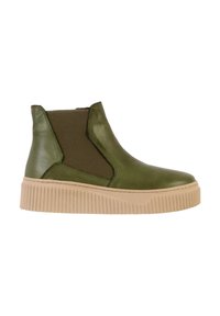 Botín de cuero verde hasta el tobillo con paneles elásticos laterales, punta redonda y suela de plataforma beige texturizada con acentos estriados.