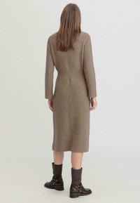 hessnatur MIDI REGULAR - Strickkleid - camel