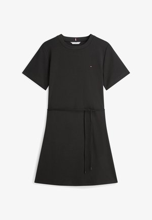 Melna īsa ikdienas kleita ar apaļu izgriezumu, mazu logotipu krūšu rajonā un plānu auklas jostu viduklī.