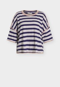 Camiseta de manga corta con cuello redondo a rayas. Presenta rayas horizontales en azul marino, crema y rosa claro, con ribete en contraste en las mangas y el cuello.