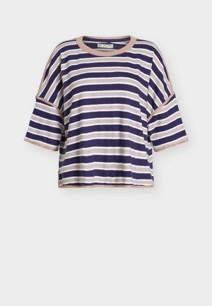 Camiseta de manga corta con cuello redondo a rayas. Presenta rayas horizontales en azul marino, crema y rosa claro, con ribete en contraste en las mangas y el cuello.