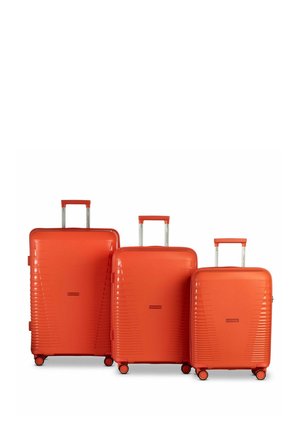 Tres maletas rígidas de color naranja vibrante, con un diseño lineal texturizado, asas extensibles y cuatro ruedas para mayor movilidad.