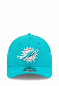 Il cappellino da baseball turchese presenta un logo dei Miami Dolphins ricamato in bianco e teal, con un tessuto testurizzato e un visiera piatta.