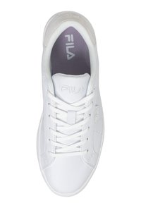Sneaker bianca con punta rotonda, tomaia in pelle, dettagli laterali perforati, soletta grigia testurizzata e linguetta con marchio. Lacci piatti e finitura liscia.