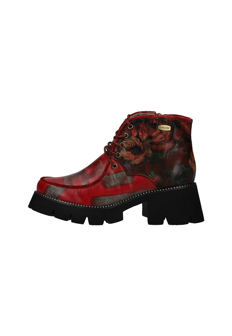 Botas de tobillo rojas con un patrón floral, cuero suave y acentos texturizados, suela negra gruesa, diseño de cordones y detalle de etiqueta metálica.