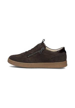 Donkerbruine suède sneaker met zijrits en veters, lichtbruine rubberen zool en zwarte glanzende hieltab, getoond in profiel op witte achtergrond.
