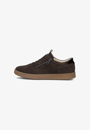 Dunkelbrauner Wildleder-Sneaker mit seitlichem Reißverschluss und Schnürsenkeln, hellbrauner Gummisohle und schwarzer glänzender Fersenschlaufe, im Profil auf weißem Hintergrund gezeigt.