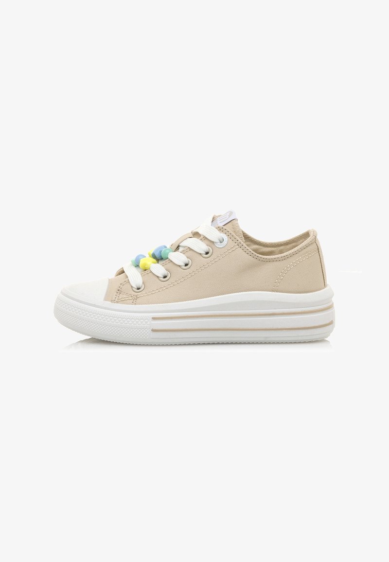 Beige Leinensneaker mit weißer Gummikappe und Sohle, ausgestattet mit bunten Perlen an den Schnürsenkeln und strukturiertem Material. Klarer, einfacher Entwurf.