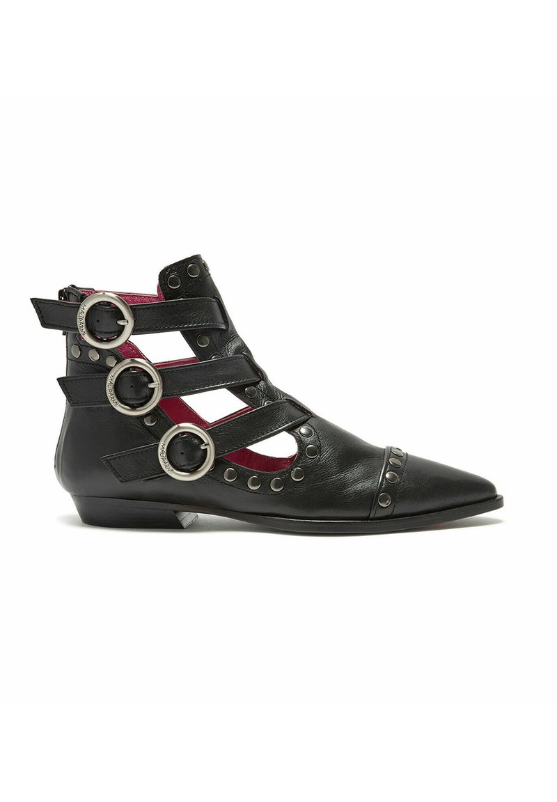 Stivaletto alla caviglia in pelle nera con punta appuntita, ritagli, tre cinturini decorativi con fibbie circolari e borchie metalliche. Foderato internamente con un vivace rivestimento rosso.
