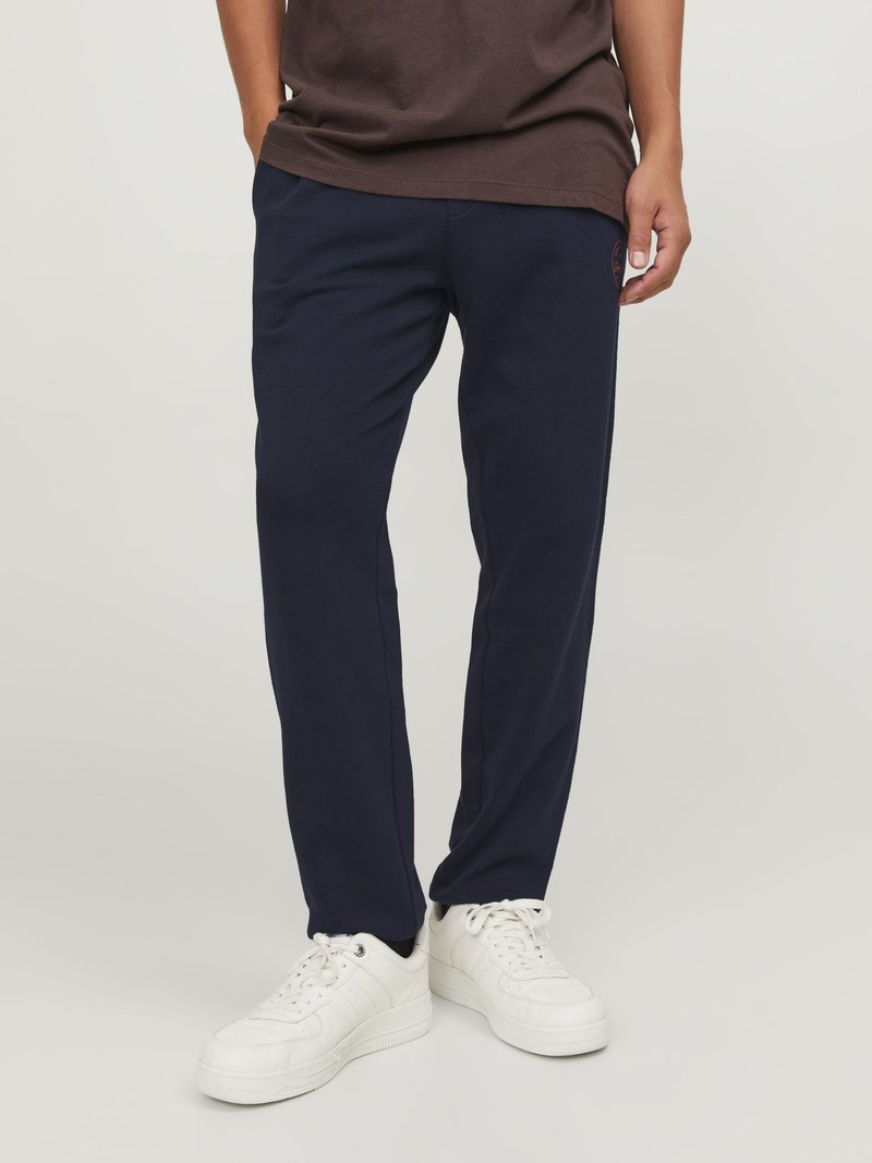 Jack & Jones - JJIGORDON JJSHARK PANTS  - Donji dijelovi trenirke - navy blazer, Povećaj