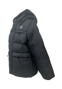 Giacca a vento nera con cappuccio, dotata di una tasca sul petto con zip e due tasche inferiori, realizzata in un materiale liscio e resistente all'acqua.
