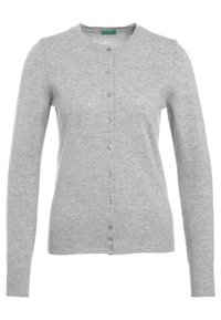 Grå stickad kofta med långa ärmar, rund halsringning och knäppning framtill. Har sex ljusblå knappar och ribbad fåll.