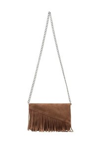 Borsa a tracolla in suede marrone con motivo diagonale, tracolla in catena d'argento e superficie testurizzata. Presenta un dettaglio di frange sul fondo.