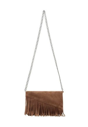 Sac bandoulière en suede marron avec un design diagonal, une bandoulière en chaîne argentée et une surface texturée. Comprend un détail de franges en bas.