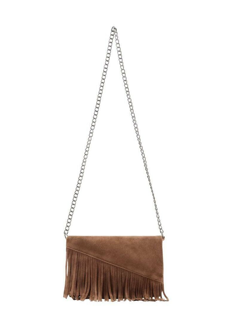 Borsa a tracolla in suede marrone con motivo diagonale, tracolla in catena d'argento e superficie testurizzata. Presenta un dettaglio di frange sul fondo.