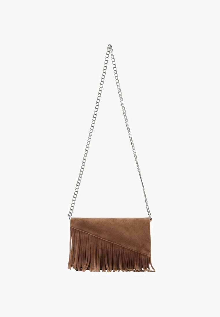 Borsa a tracolla in suede marrone con motivo diagonale, tracolla in catena d'argento e superficie testurizzata. Presenta un dettaglio di frange sul fondo.