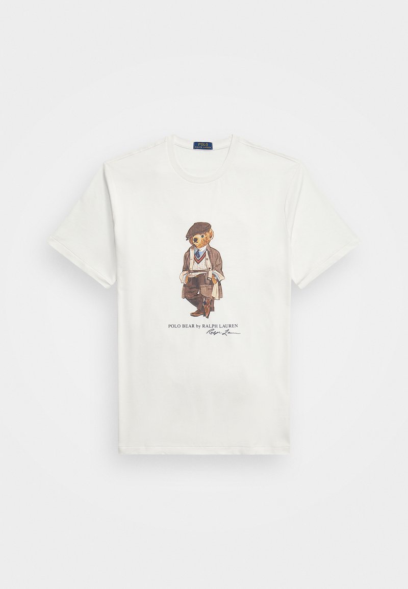 Biela krátka rukávová tričko s grafikou medveďa oblečeného v vintage oblečení a textom "POLO BEAR od RALPH LAUREN" nižšie.