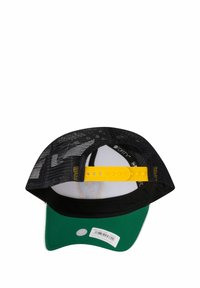 Schwarze Mesh-Trucker-Cap mit einem grünen Schirm und einem gelben verstellbaren Riemen. Enthält ein Markenetikett innen und einen Preisschnellaufdruck auf der Unterseite.