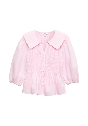 Blusa rosa clara con cuello grande y puntiagudo, fruncido en la parte delantera, botones forrados de tela en el centro y mangas abullonadas hasta tres cuartos con puños elásticos.