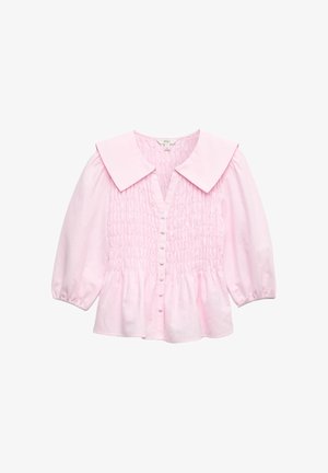 Blusa rosa clara con cuello grande y puntiagudo, fruncido en la parte delantera, botones forrados de tela en el centro y mangas abullonadas hasta tres cuartos con puños elásticos.