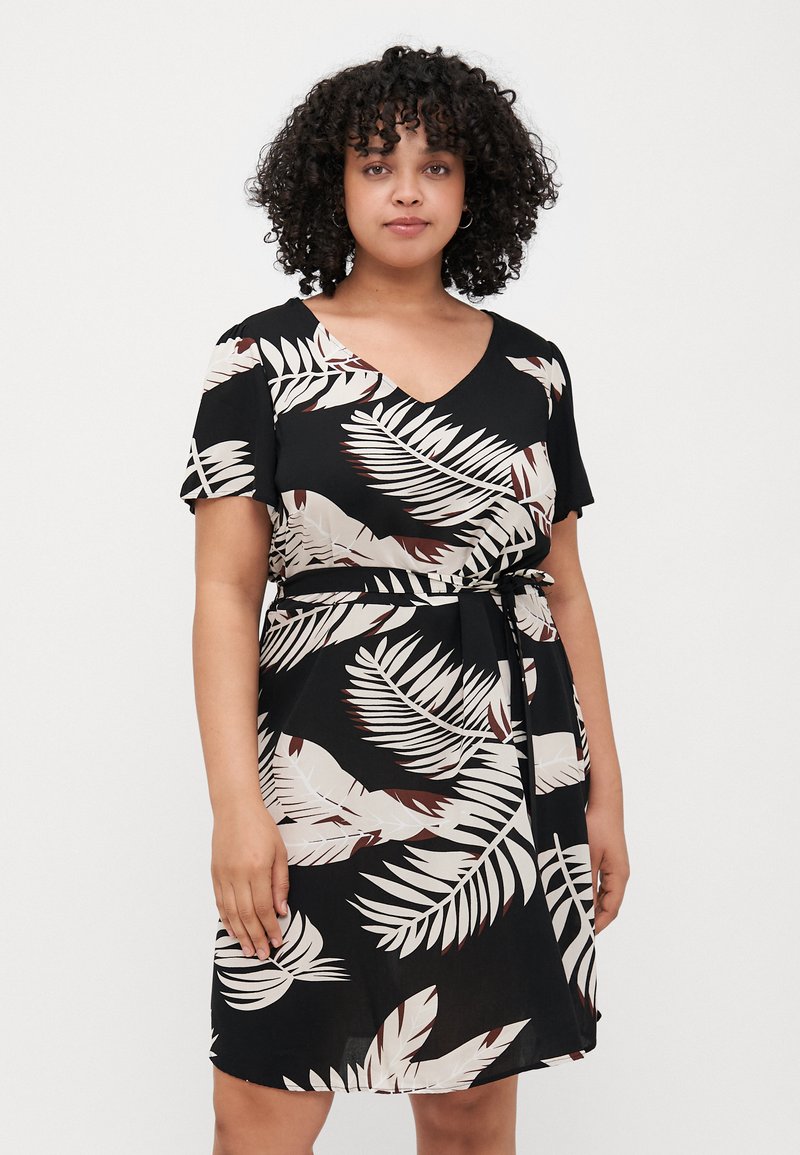 Robe noire à manches courtes et col en V, présentant un imprimé feuillu beige et marron. Inclut une ceinture en tissu assortie à la taille.