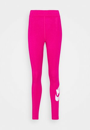 Leggings aderenti di un vivace colore rosa con una texture liscia. Presentano un logo Nike bianco lungo la parte bassa della gamba sinistra. Design con vita alta.