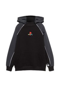 Czarna bluza z kapturem z szarymi rękawami raglanowymi, z kolorowym logo PlayStation na klatce piersiowej oraz kieszenią kangurzą z przodu.