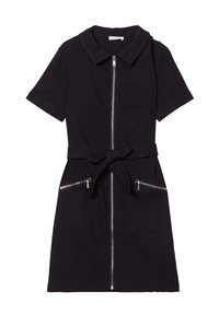 Vestido negro de manga corta con cremallera frontal, cuello y cintura ajustada. Cuenta con dos bolsillos con cremallera y un cinturón de tela.