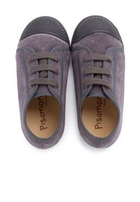 Sneakers in tela viola con punte in gomma, lacci e marchio interno. Superficie testurizzata e punta arrotondata.