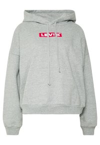 Sweat à capuche gris en molleton doux, avec une poche kangourou avant, des cordons de serrage, et un patch logo Levi's rouge sur la poitrine.