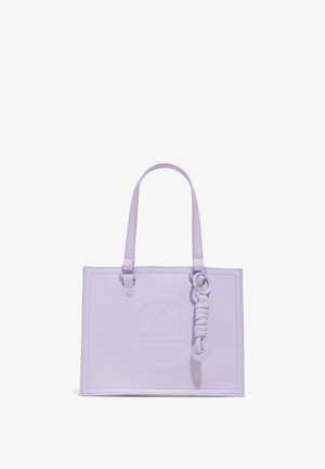 Sac fourre-tout en cuir lilas avec deux poignées supérieures, forme rectangulaire, détail de logo embossé et accent en métal texturé.
