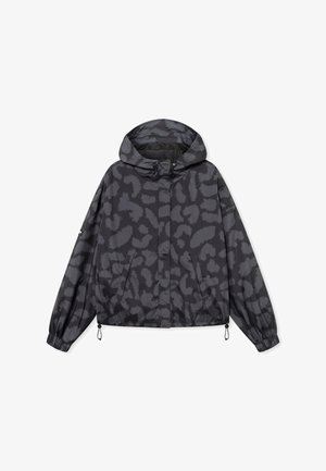 Musta hupullinen tuulitakki, jossa tummanharmaa abstrakti maastokuvio, joustavat hihansuut, vetoketjulliset etutaskut ja säädettävät helman kiristysnauhat.