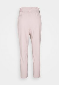 Pantalon rose clair avec une ceinture froncée, une coupe fuselée et une texture lisse. Présente un design simple et épuré sans éléments métalliques visibles.