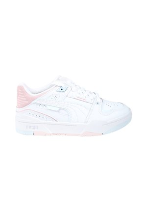 Sneaker bianco con accenti rosa e blu, realizzato in pelle liscia. Presenta dettagli perforati, punta arrotondata e un tallone texturizzato.