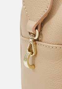 Patrizia Pepe BAG - Torba čez telo - camel/beige